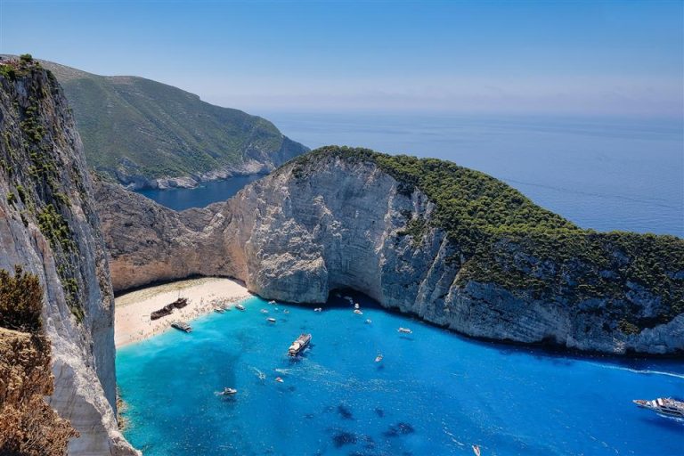 Prachtig Griekse eiland Zakynthos strand met azuurblauwe zee en rotsen omzoomd door natuur