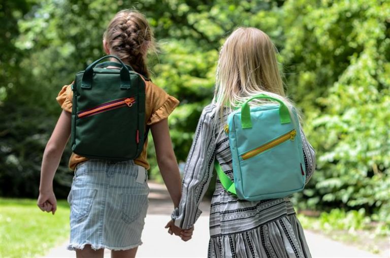 Familie doet weekendactiviteiten met kinderen in het buitenlucht: fietsen, sporten en samen genieten van quality time