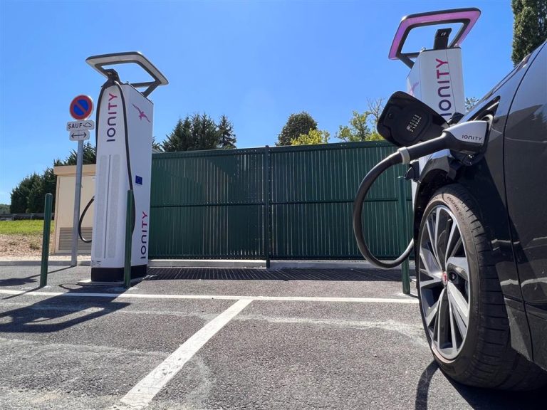 Gids voor het opladen van je elektrische auto onderweg naar vakantie met snelladers en laadpaalnetwerken in Europa
