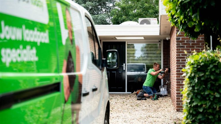 Infographic toont berekening kosten opladen aan publieke laadpaal en snellader voor elektrische auto