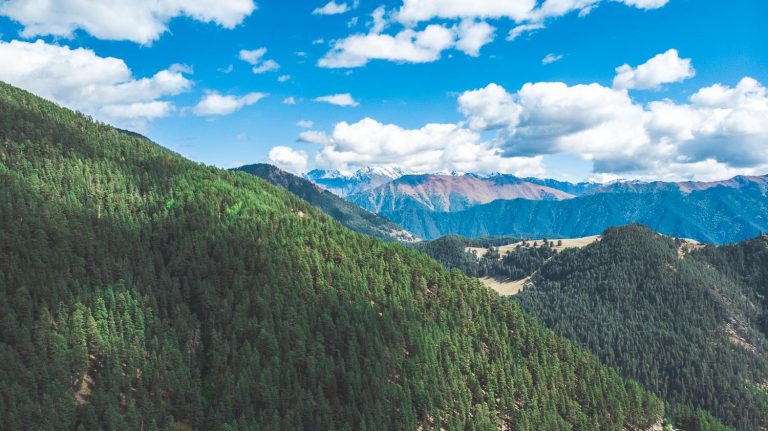Berglandschap in Tusheti, Georgië met traditionele architectuur en prachtige natuurscenery