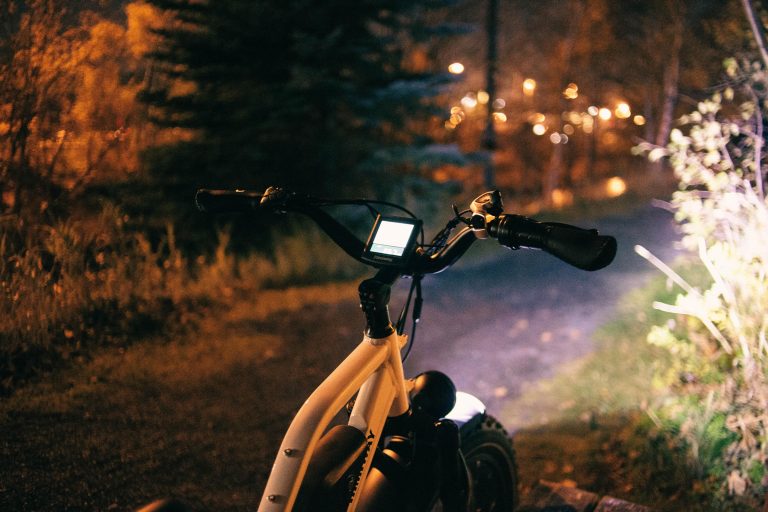 GPS-tracker voor fietsen gemonteerd op fiets als effectieve bescherming tegen diefstal