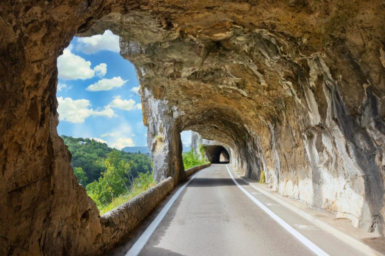 Spectaculaire rotsformatie in de Ardèche, een van de mooiste kampeerregio's van Frankrijk met adembenemende natuurlandschappe