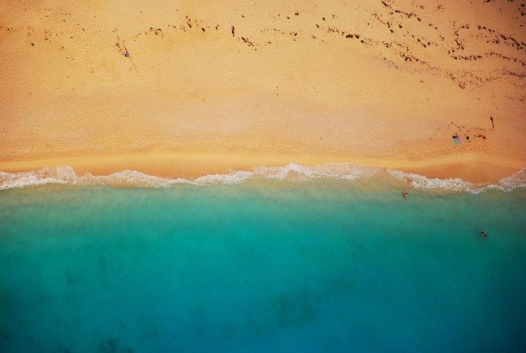 Alleenstaande ouder en kinderen genieten van eenoudervakanties met One2gethertravel.nl op een zonnig strand