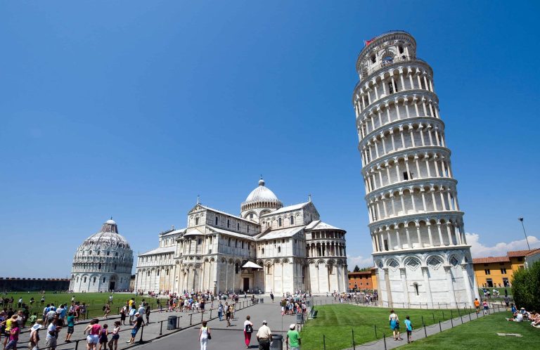 Pisa leaning tower tijdens een rondreis door Toscane met middeleeuwse architectuur