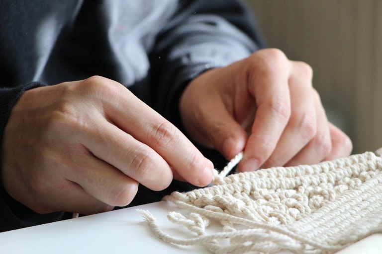 Macramé touw in verschillende kleuren voor het stimuleren van creativiteit met knoopmotieven en patronen