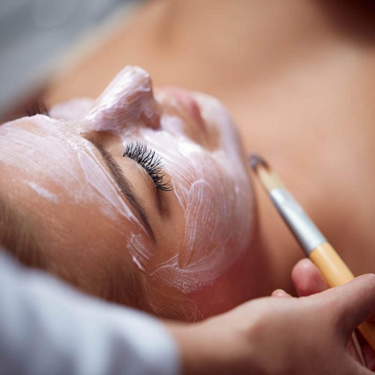 Persoonlijke zorg en expertise voor jouw huid: huidverzorgingstips voor reizigers met zonnebescherming en hydratatie.