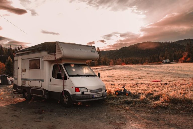 Correct opgemaakt goed hoeslaken Frans bed op reis in camper met strakke pasvorm zonder kreukels